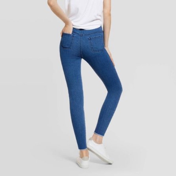 NWT Medium Wash Denim Mid-Rise Frayed Edge Leggings - Hue Studio - Picture 13 of 13
